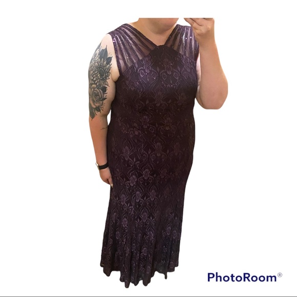 R&M Richards Illusion Shoulder High V-Neck Sleeveless Lace Sheath Gown - Picture 5 of 5